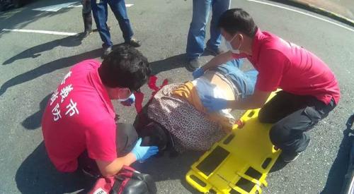 台湾嘉义1名环卫人员摔落头部重伤昏迷 原因待查