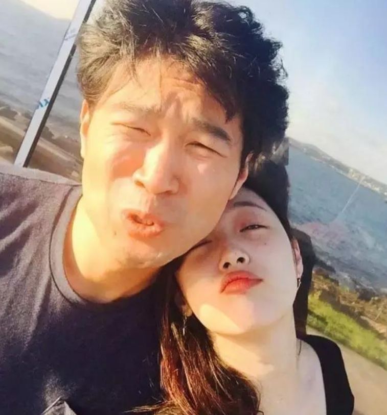 还未退团的雪莉和比自己年长14岁的,韩国嘻哈组合dynamic duo成员崔子