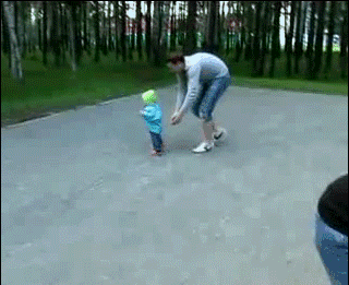 妈妈半夜醒来找不到孩子,开灯一看被爸爸当枕头睡着