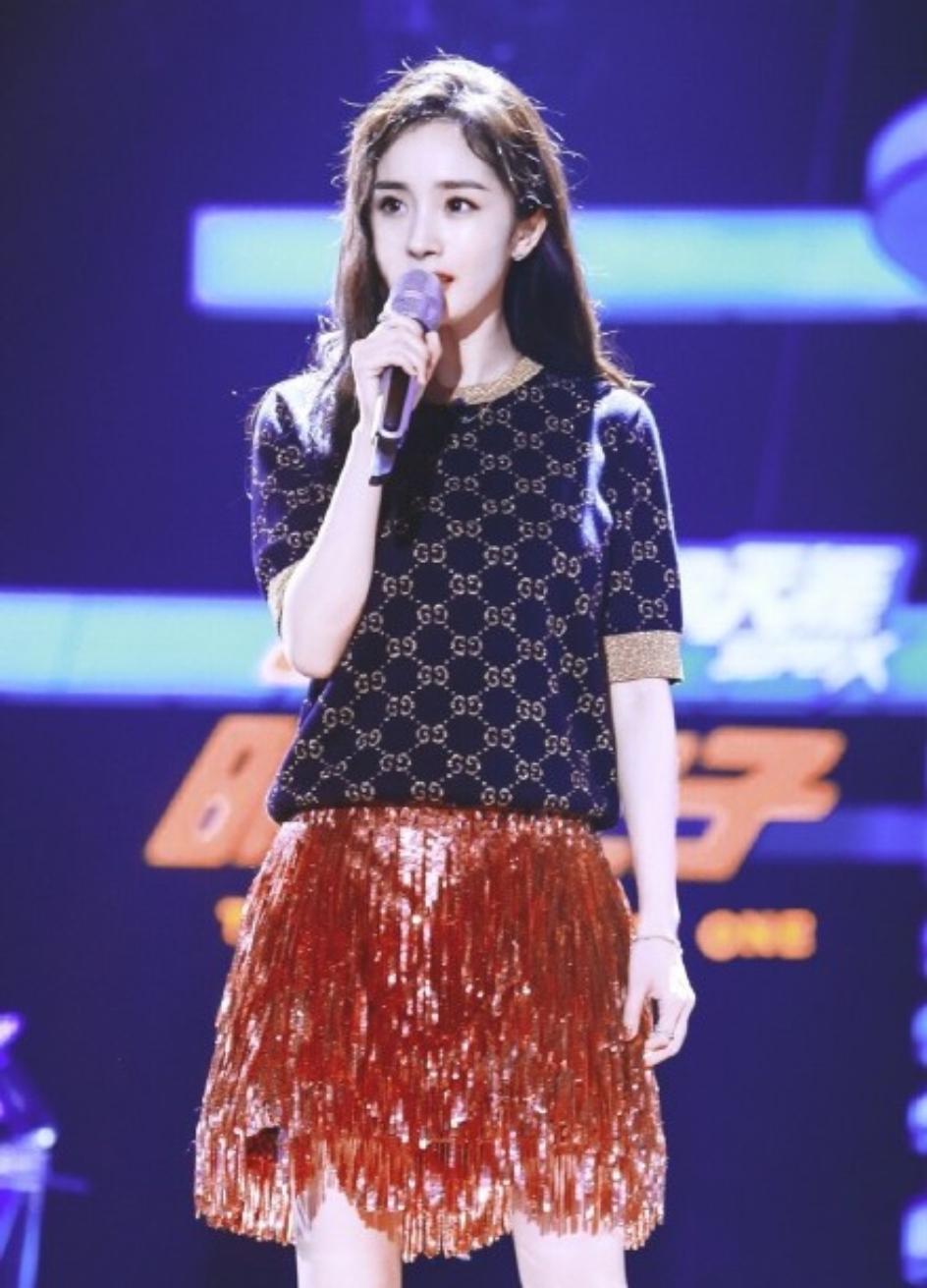 又被杨幂的新发型惊艳了!而我却觉得她的红色