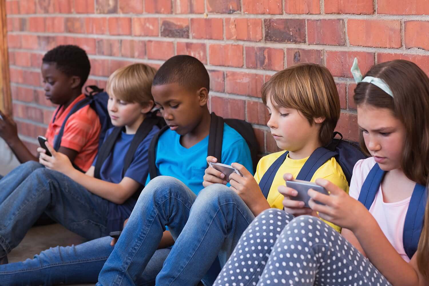 法国出台严格手机禁令 禁止3-15岁学生在校使用手机