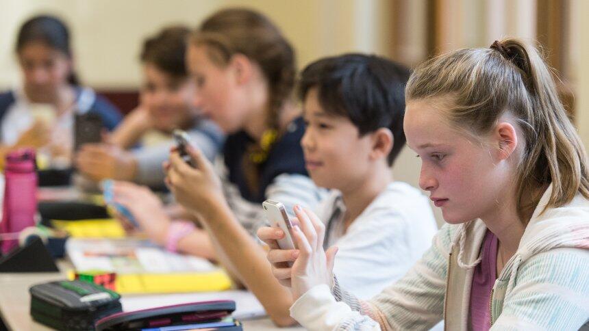法国出台严格手机禁令 禁止中小学生在校使用手机