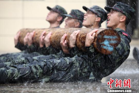 扬州武警官兵“夏练三伏”训练 拓展官兵体能极限