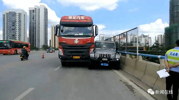 广西柳州一货车司机疑因斗气路怒发作，立交桥