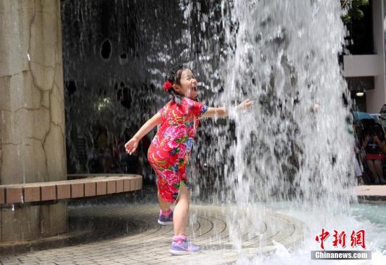 资料图：小朋友在香港公园戏水消暑。 中新社记者 洪少葵 摄