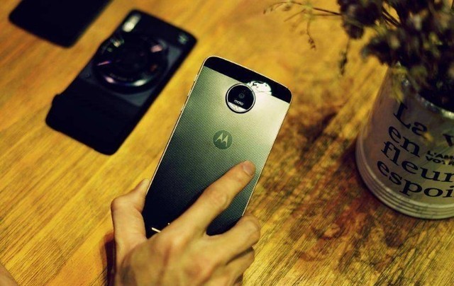 手机  锤子科技的罗永浩就曾经公开表示,moto z系列的手机是目前市面