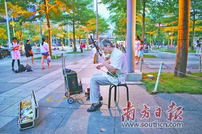 他用一把二胡 供儿女读完大学