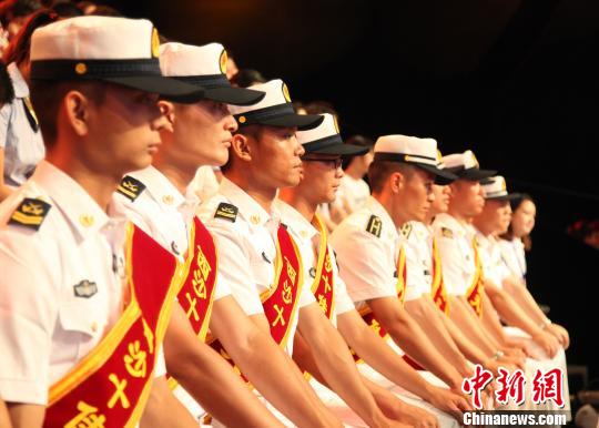 海军西沙某水警区的天涯哨兵与父母来京参加“英雄父母首都行”活动。　北京团市委供图 摄