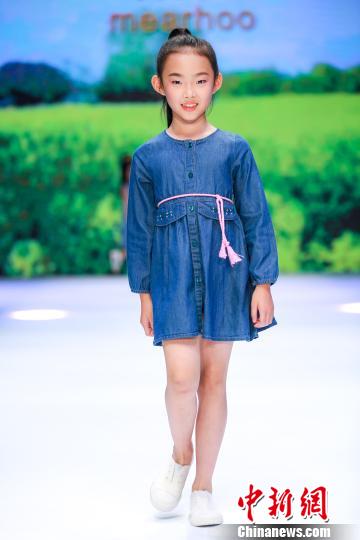 2018即墨国际童装节上，童星们精彩演绎100套特色童装。主办方提供