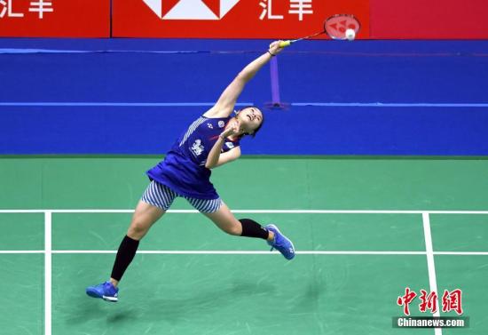 7月31日，2018年世界羽毛球锦标赛第二比赛日在南京举行，泰国选手因达农在女单第二轮比赛中苦战三局，以2:1逆转战胜丹麦选手布利希费尔特晋级下一轮。中新社记者 侯宇 摄
