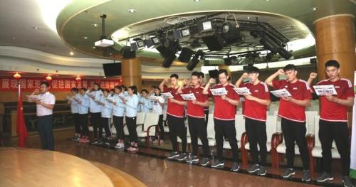 女排全体运动员和辅助人员宣誓。图片来源：国家体育总局网站