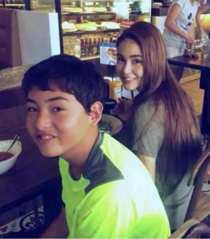 昆凌的混血弟弟竟然这么帅!网友:同父异母关系很迷