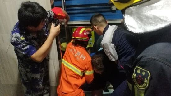电梯突发故障多人被困 消防官兵接警后紧急救援