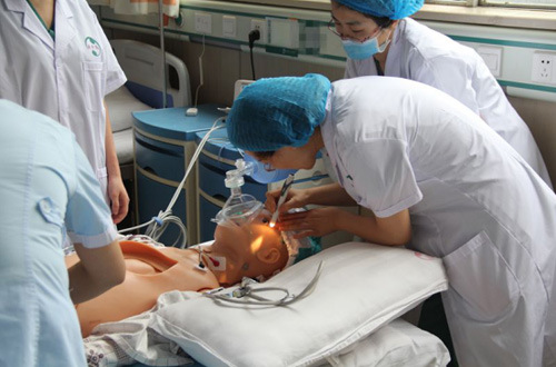 重庆送子鸟医院举行心肺复苏急救应急演练