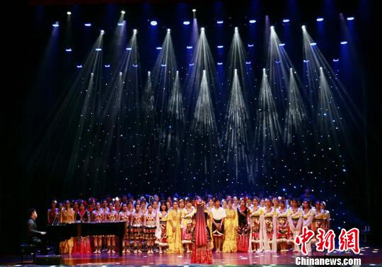 图为海外华裔青少年集体大合唱。　吴榕峰 摄