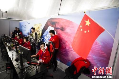 中国选手在电竞比赛中。
