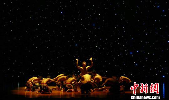 图为海外华裔青少年演绎佤族舞蹈。　吴榕峰 摄