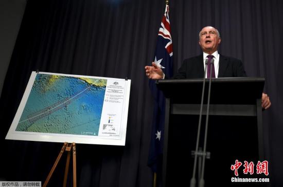 12月3日，在澳大利亚堪培拉的联邦议会大厦，澳大利亚副总理沃伦?特拉斯在新闻发布会上介绍马航MH370航班搜寻行动的最新进展。澳大利亚当天公布搜寻MH370航班的最新进展报告。研究显示，目前搜寻的12万平方公里区域的南端是最有可能找到飞机的区域。