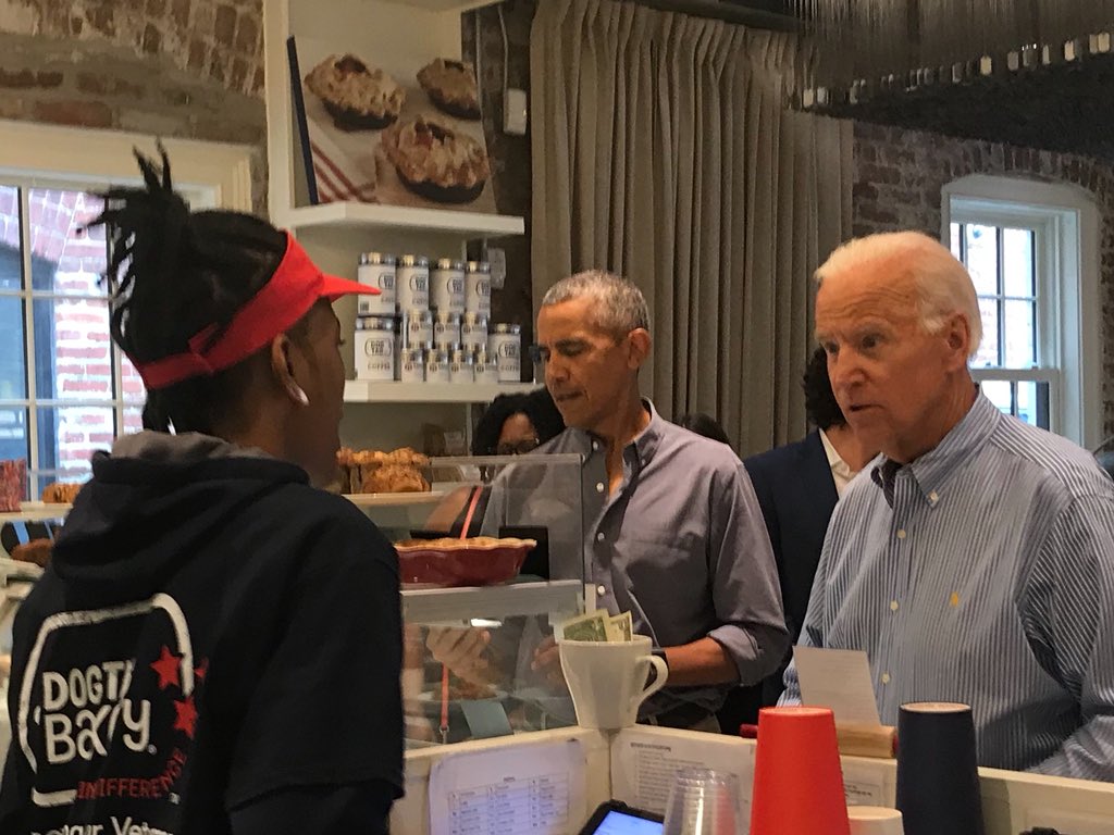 奥巴马和拜登现身华盛顿面包店 美网友：你快回来！