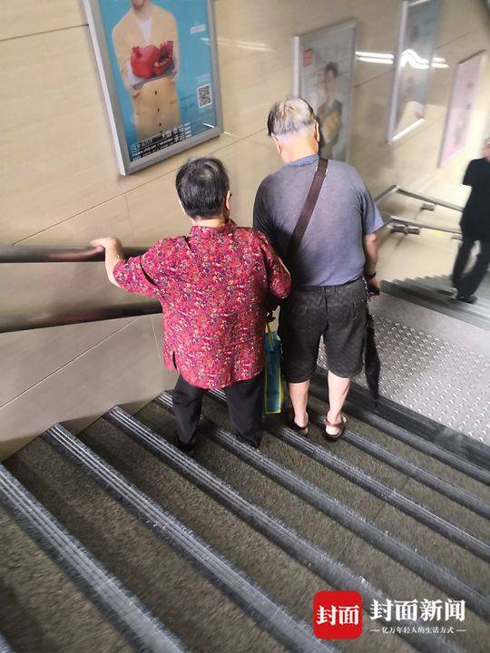暖心！地铁口两老人搀扶着下楼梯 网友：像一首安静的老歌