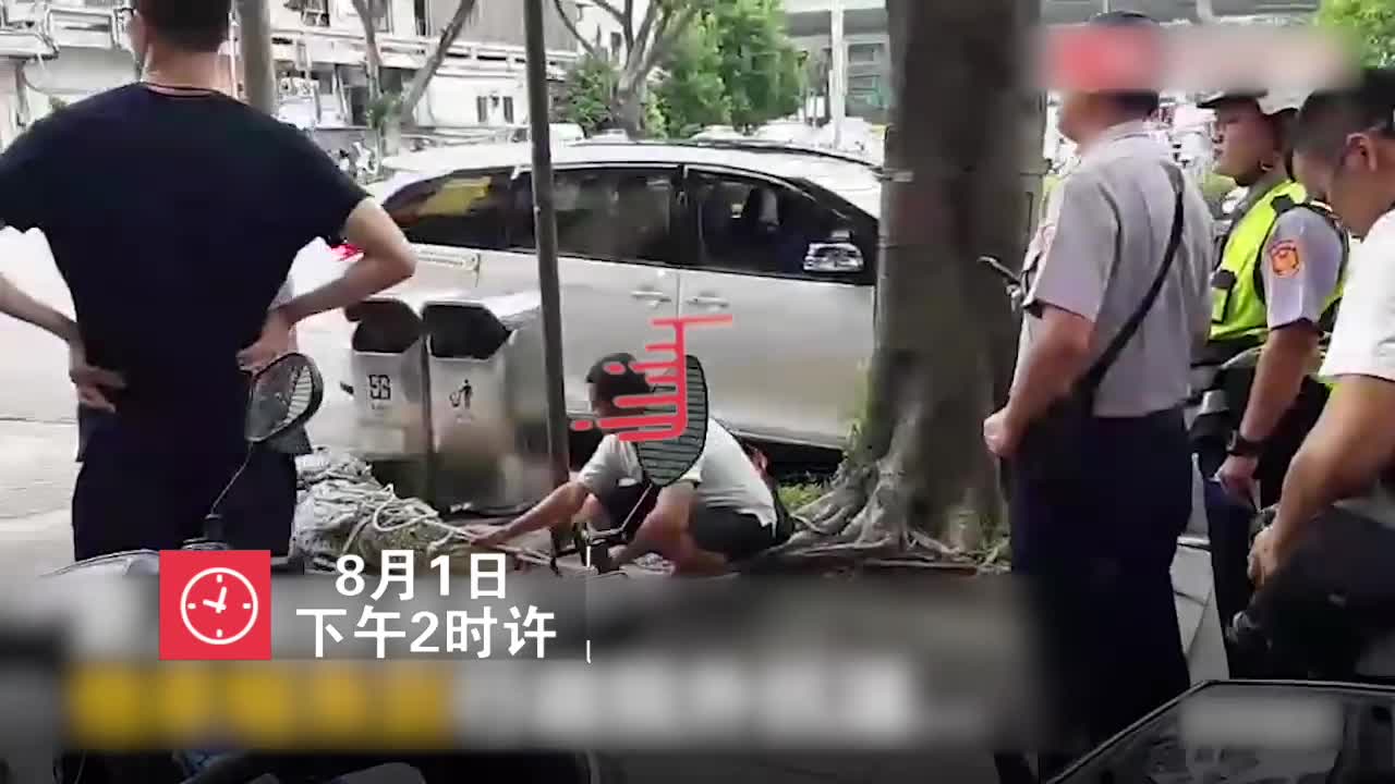 吓人！台湾一男子不满“行政院” 竟五花大绑鳄鱼抗议