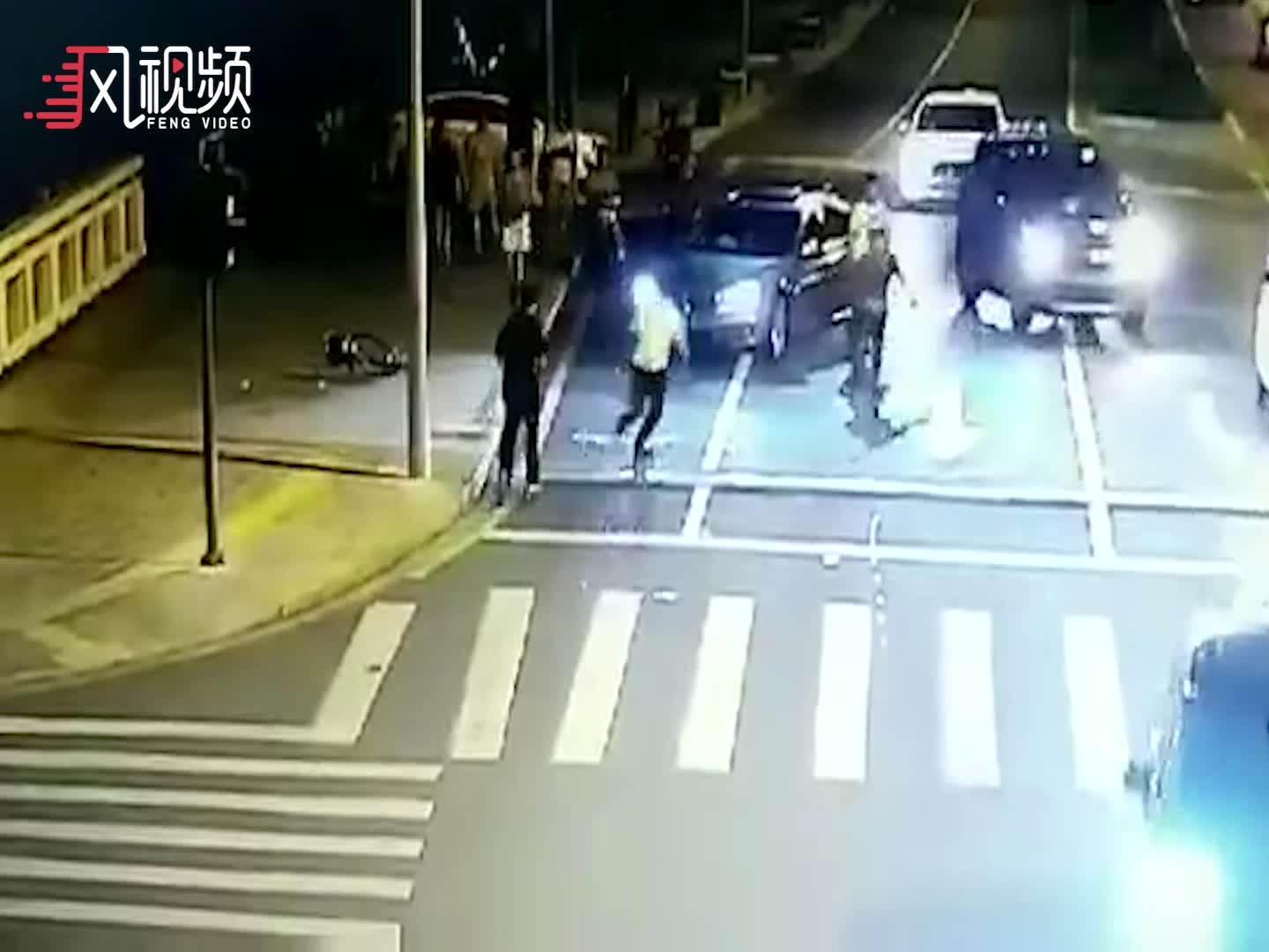 4分钟完整视频：电瓶车主遭多人围殴 夺刀后一刀捅伤宝马车主