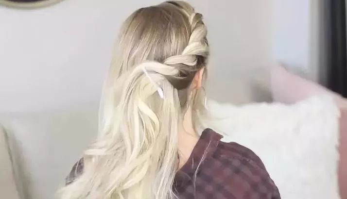 简单低马尾的扎法,只需用到3个麻花辫,过程简