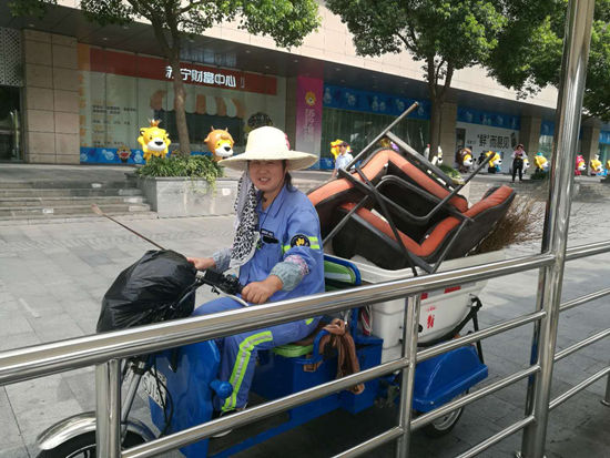 环卫女工落户上海：18年清扫一条路，曾以为根本不可能