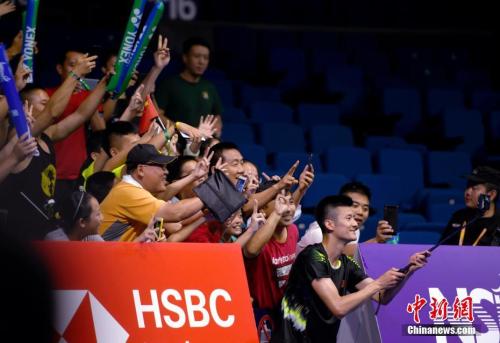 8月1日，2018年世界羽毛球锦标赛第三比赛日在南京进行，中国选手谌龙在男单第二轮比赛中战胜对手晋级十六强后，应赛会邀请与现场球迷自拍合影。中新社记者 侯宇 摄