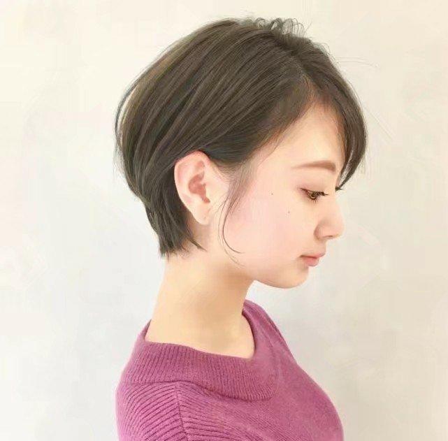 清爽干练的短发发型,总能给人精致完美的女人味,所以这种长度的发型不