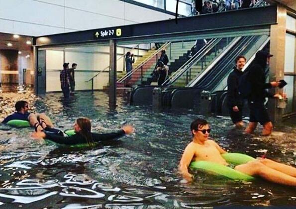 瑞典乌普萨拉一车站遭暴雨淹没 乘客机智借力救生圈
