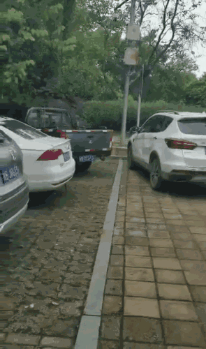 停车被堵，柳州一皮卡连倒11次，直接撞开挡路SUV！
