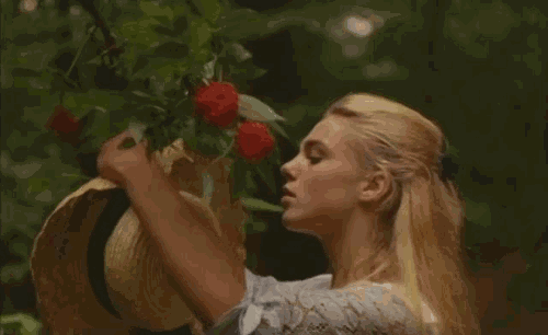 果果听了我的问题,拖着腮帮子还很委屈.