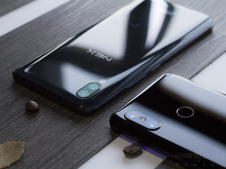 小米8对比vivo NEX 全面屏游戏续航哪家强_凤
