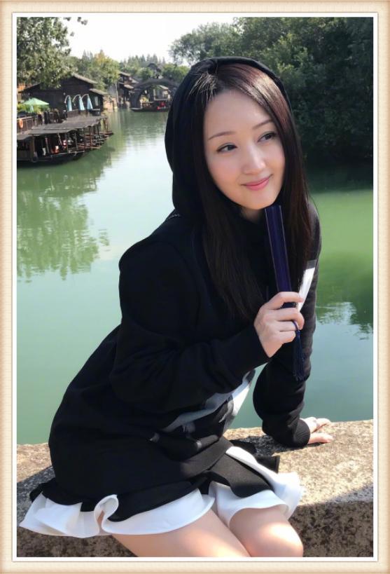 杨钰莹这次时髦到家了!把腰包当腰带,竟也能穿得这么高级!
