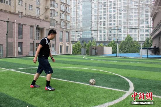 资料：郑州足球爱好者自建足球场。马义恒 摄