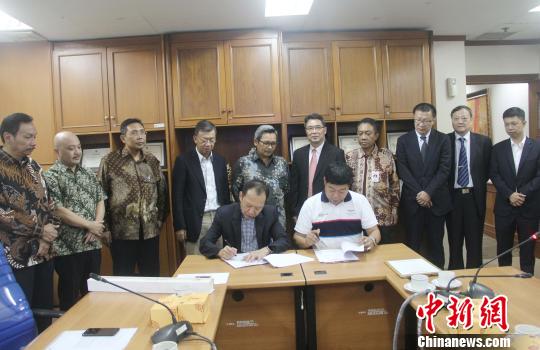 图为佛山市资源再生企业联盟与印尼印中商务理事会签订《合作协议》。　林永传 摄