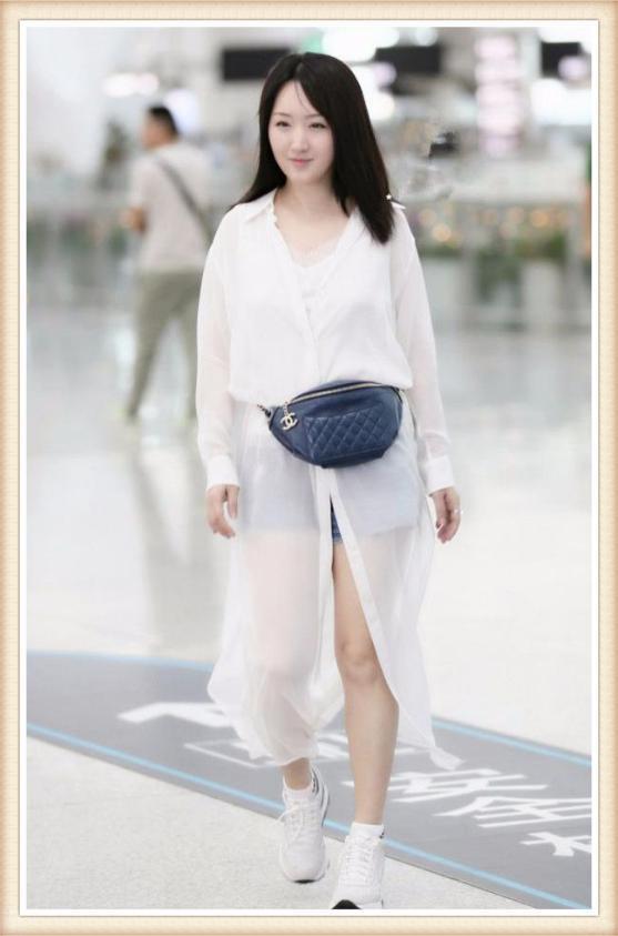 杨钰莹这次时髦到家了!把腰包当腰带,竟也能穿得这么高级!