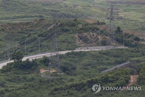 资料图片：穿越非军事区的京义线公路和铁路（韩联社）