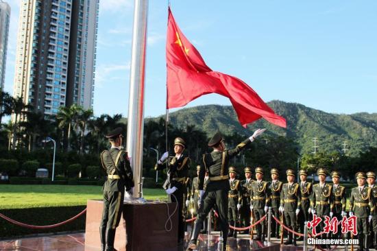 解放军驻澳门部队举行升国旗仪式庆祝建军91周年