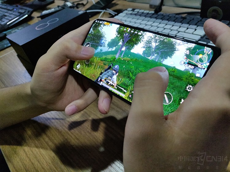 小米8对比vivo NEX 全面屏游戏续航哪家强_凤