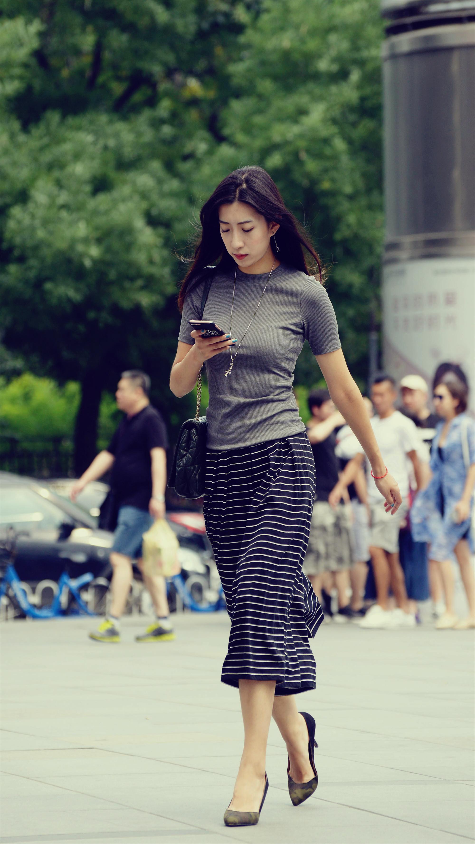 穿上高跟鞋你就成了不一样的你-潮人街拍-中国鞋网