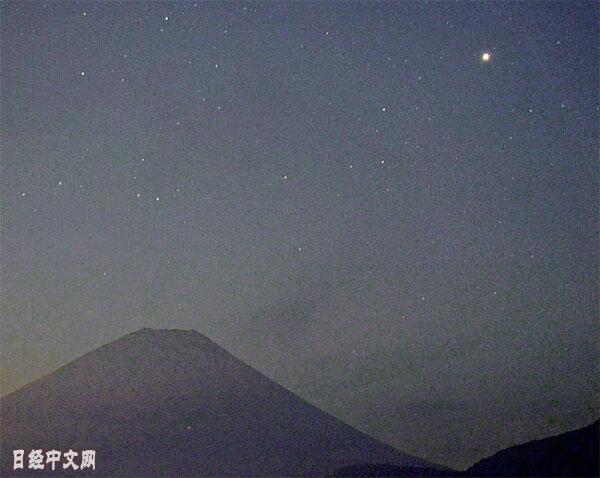 15年来距地球最近的火星在日本富士山上闪耀