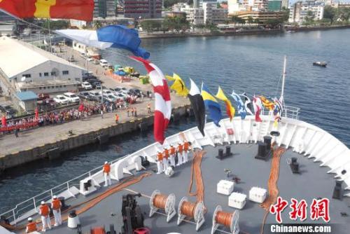 中国海军和平方舟医院船抵达斐济进行友好访问