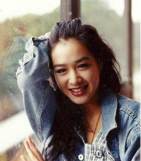 曾与周星驰郭富城传过绯闻,如今晒全家福照片