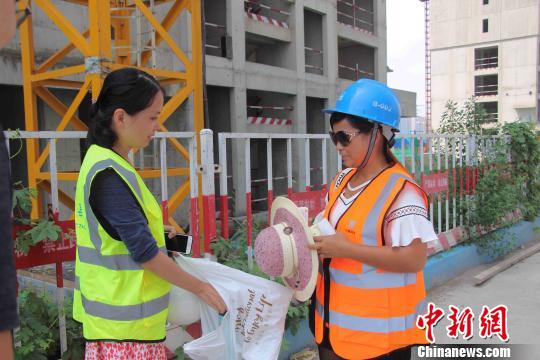 夏季高温天，潘雪华在开塔吊前准备了墨镜、手套、帽子等防晒用品。　赵晓 摄