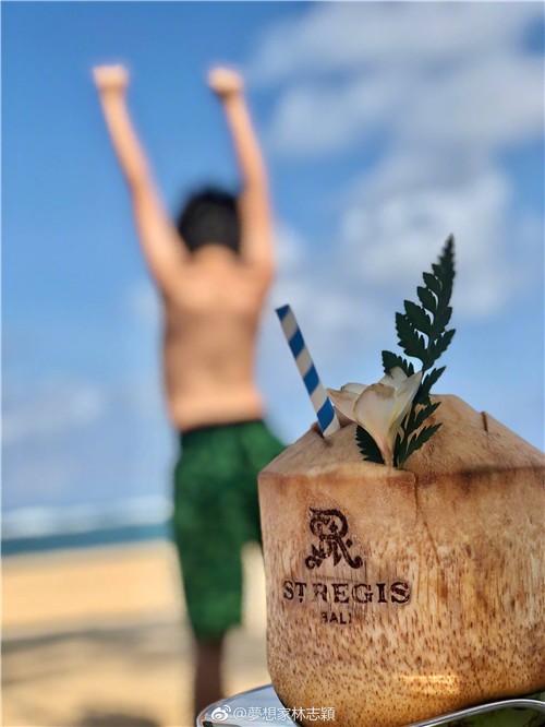 林志颖带kimi海滩捡垃圾,网友喊话Kimi腰上长