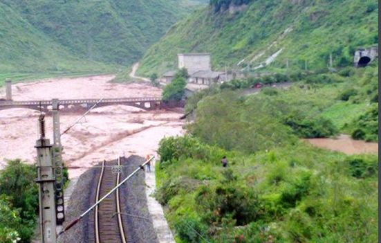 刚刚!成昆铁路白果站站场泥石流中断行车,西昌至成都多趟列车停运!