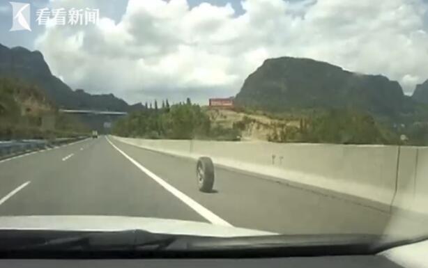 轮胎“成精”在高速路上狂奔 警察驾车追赶2公里