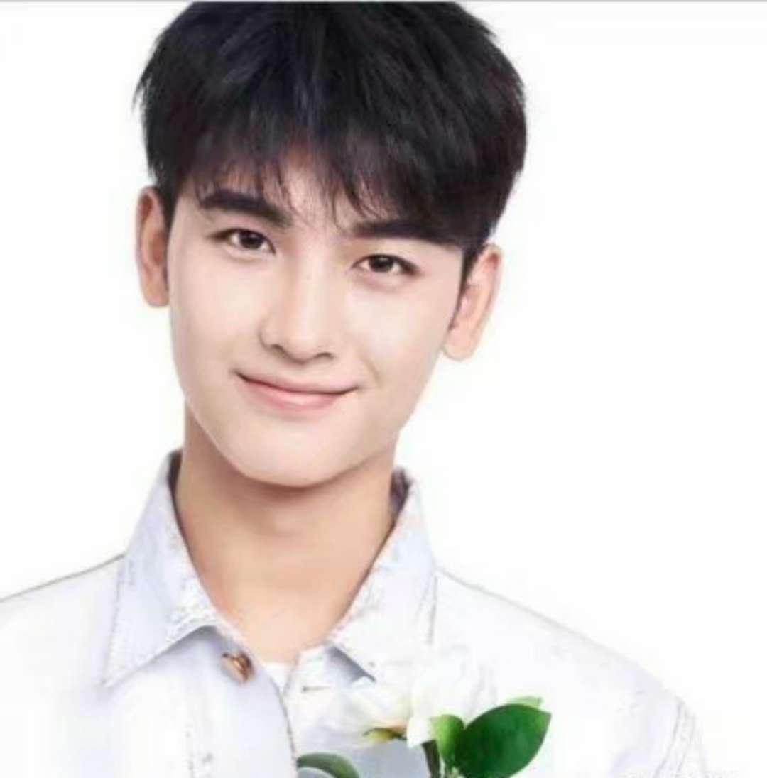 前发际线很低的男生适合哪种发型?